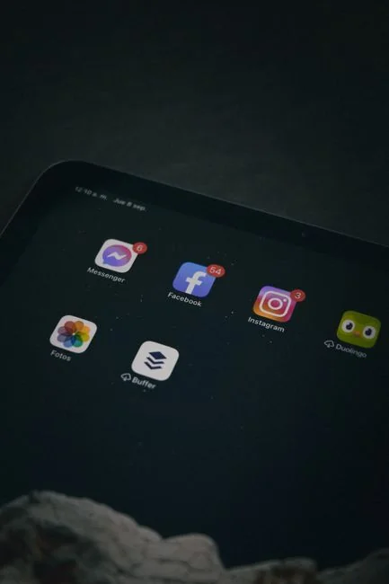 man-using-apple-computer-ieiuits149m